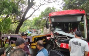 Adu-Banteng-Truk-Tronton-vs-Bus-Trans-Semarang-di-Jalan-Gunungpati-Cangkiran,-Satu-Orang-Meninggal-Dunia