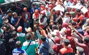 Aksi-demonstran-ribuan-buruh-di-depan-Kantor-Dinas-Ketenagakerjaan-dan-Transmigrasi-(Disnakertrnas)-Kota-Semarang-Jalan-Ki-Mangunsarkoro-Semarang-buntut-dari-pemecatan-ribuan-pekerja