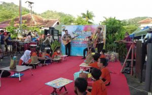 Anggota-Sat-Lantas-Polres-Semarang-menampilkan-pertunjukan-musik-dalam-kegiatan-Art-Policing-pada-rangkaian-HUT-ke-76-Bhayangkara-di-Alun-alun-Bung-Karno-Kalirejo-Ungaran