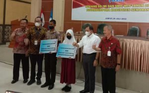 Bupati-Semarang-bersama-Kepala-Disdikpora-saat-secara-simbolis-menyerahkan-BSM