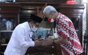 Gubernur-Jawa-Tengah-Ganjar-Pranowo-usai-bertemu-perwakilan-Kemenag-RI,-dalam-rangka-penyampaian-kegiatan-Pekan-Olahraga-dan-Seni-Antar-Pondok-Pesantren-Nasional-(Pospenas)-ke-9,-di-rumah-dinasnya2