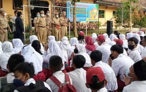 Kepala-Disdikbudpora-Kabupaten-Semarang-Sukaton-Purtomo-Priyatmo-memberikan-pengarahan-pada-siswa-baru-SMPN-3-Ungaran-saat-kegiatan-MPLS