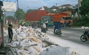 Muatan-tepung-berserakan-di-ruas-Jalan-Palagan,-Bawen,-Kabupaten-Semarang