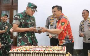 Pangdam-IV-Diponegoro,-Mayjen-TNI-Widi-Prasetijono-bersama-rombongan-Kodam-IV-Diponegoro-berikan-suprise-Hari-Ulang-Tahun-(HUT)-Bhayangkara-ke-76