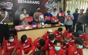 Polrestabes-Semarang-Ungkap-11-Kasus-Penyalahgunaan-Obat-Obatan-Terlarang,-823-Gram-Ganja-Disita-Dari-Kurir-Ekspedisi