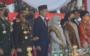 Presiden-Republik-Indonesia-(RI),-Joko-Widodo-saat-memimpin-Hari-Ulang-Tahun-(HUT)-Bhayangkara-ke-76-dirayakan-di-Akademi-Kepolisian-(Akpol),-Kecamatan-Gajahmungkur-Kota-Semarang