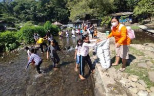 Sejumlah-anak-saat-bersihkan-sampah-di-senjoyo