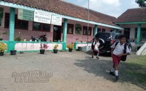 Sejumlah-murid-SDN-Sugihan-03,-Tengaran,-Kabupaten-Semarang-saat-pulang-sekolah-usai-mengikuti-pembelajaran