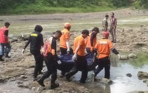 Tim-SAR-Gabungan-saat-proses-evakuasi-pemuda-15-tahun-yang-meninggal-dunia-usai-hanyut-di-Sungai-Serayu,-Kabupaten-Banjarnegara