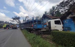 Truck-nahas-yang-menabrak-warung-nasi