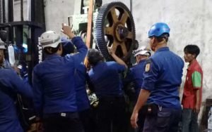 Damkar-Semarang-Evakuasi-Tangan-Pekerja-yang-Terjepit-Mesin-Press-di-Kawasan-Industri-Candi