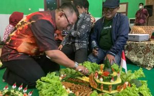 Kejutan,-Pj-Wali-Kota-Salatiga-Mendadak-Jadi-Juri-Lomba-Tumpeng