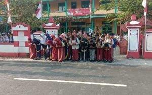 PSA,-Anggota-Satantas-Polres-Semarang-Ajarkan-Adab-Berlalu-Lintas-di-SDN-Klero-01