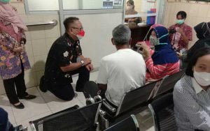 Pj-Walikota-bersama-Kepala-Puskesmas-saat-menyapa-salah-satu-pasien-puskesmas