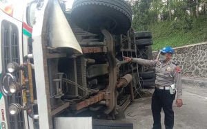 Rem-Truck-Tidak-Berfungsi,-Akibatkan-Laka-Tunggal-di-JLS,-Beruntung-Tidak-Mengakibatkan-Korban-Jiwa
