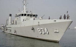 Tentara-Nasional-Indonesia-(TNI)-Angkatan-Laut-(AL)-dalam-menyambut-HUT-RI-ke-77-mengadakan-Open-Ship-atau-membuka-kapal-perangnya-untuk-dijadikan-wisata-sementara-oleh-masyarakat