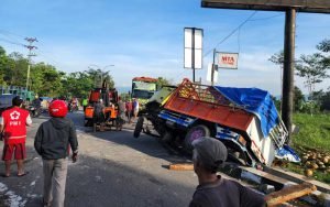 Diduga-Rem-Blong,-Truck-Angkut-Kelapa-Tabrak-Sepeda-Motor,-3-Orang-Meninggal-Dunia