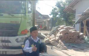 Ikuti-Google-Maps,-Sebuah-Truck-Semen-Justru-Alami-Laka-Ditengah-Perkampungan