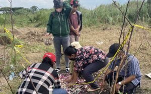 Keluarga-Lakukan-Tabur-Bunga-di-Lokasi-Iwan-Boedi-Ditemukan-Meninggal