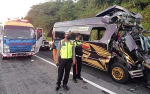 Laka-Maut-Tol-Bawen,-Elf-Hantam-Truk-Fuso-5-Orang-Tewas