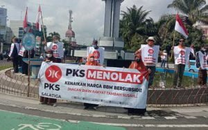 Ratusan-Kader-dan-Simpatisan-PKS-Salatiga-Turun-Kejalan,-Tolak-Kenaikan-BBM,-Diantara-Mereka-Tidak-Sedikit-Yang-Menangis-Saat-Aksi