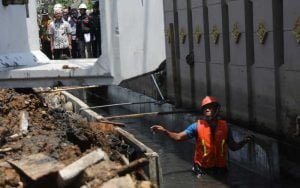 Tinjau-Pembangunan-Tanggul-Laut-dan-Drainase,-Ganjar-Ingatkan-Kontraktor-Soal-Kualitas