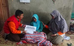Yayasan-Izzatul-Islam-Salurkan-Bantuan-Untuk-Siti-Suwaibah-Warga-Tajuk-Korban-Kebakaran