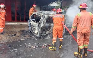 Akibat-Parkir-Didekat-Pembakaran-Sampah,-Mobil-Avanza-Milik-Paidi-Sruwen-Hangus-Terbakar