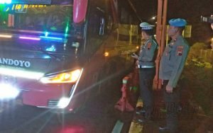 Antisipasi-Aksi-Lempar-Batu,-Personel-Polres-Semarang-Kawal-Bus-di-Ruas-Tol-Semarang-Solo