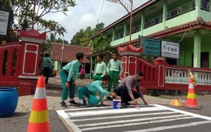 Antisipasi-Terjadinya-Laka,-Siswa-SDN-Regunung-01-Tengaran-Membuat-Zebra-Cross