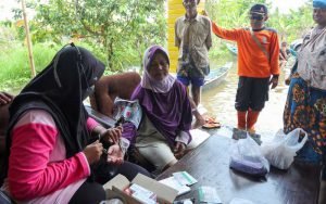 Banjir-Cilacap-Mulai-Surut,-Warga-Manfaatkan-untuk-Berobat