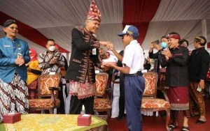 Ganjar-Dapat-Kejutan-Kue-Ulang-Tahun-dari-Pelajar-saat-Upacara-Hari-Sumpah-Pemuda