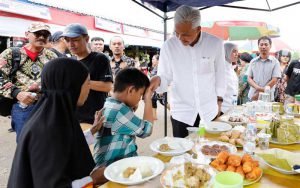 Ganjar-Ketemu-Gibran-Saat-Sarapan-di-Pasar-Sentral-Mamuju
