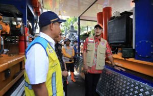 Gubernur-Jawa-Tengah-Ganjar-Pranowo-membeli-lima-buah-pompa-mobile.-Ke-lima-mobil-pompa-tersebut-disebar-ke-titik-rawan-bencana-banjir-atau-rob-antara-lain-Pekalongan,-Tegal,-Semarang-hingga-Kudus
