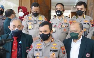 Ketua-Umum-Pengurus-Besar-(PB)-Ikatan-Dokter-Indonesia-(IDI),-Adib-Khumaidi-meminta-kepada-orang-tua-untuk-berkonsultasi-kepada-dokter-soal-penggunaan-obat-paracetamol-kepada-anak