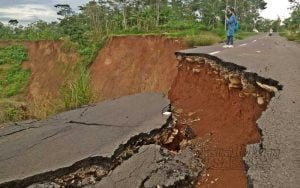 Meluas-Hingga-16-Hektare,-Warga-Sekitar-Lokasi-Longsor-di-Kalongan-Diminta-Mengungsi