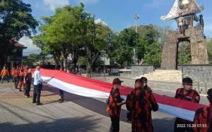 Peringgti-Hari-Sumpah-Pemuda,-Ratusan-Siswa-SMA-di-Salatiga-Bentangkan-Bendera-Merah-Putih-Sepanjang-1-Km