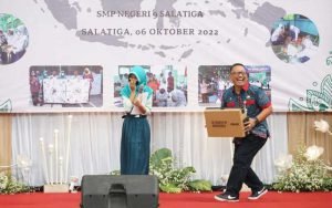 Reeka-Bengong-Tak-Percaya-Dapat-Laptop-Dari-Pj-Wali-Kota-Salatiga