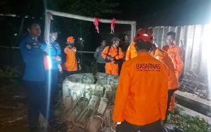 Tim-SAR-Evakuasi-Jasad-Warga-Pati-yang-Terjun-ke-Sumur