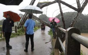 Tinjau-Jembatan-Rusak,-Ganjar-Akan-Selesaikan-Cepat