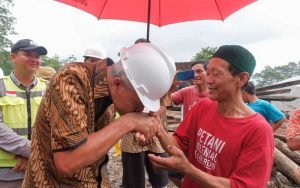 Tinjau-Pembangunan-Embung-Di-Kendal,-Ganjar-Cium-Tangan-Petani