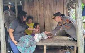 Tokoh-Masyarakat-Asal-Mijen-Gandeng-Jajaran-Polrestabes-Semarang-Bagikan-Bansos