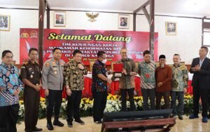 Kunjungan-Kerja-Mahkamah-Kehormatan-di-Salatiga-Sosialisasikan-TNKB-Khusus-DPR