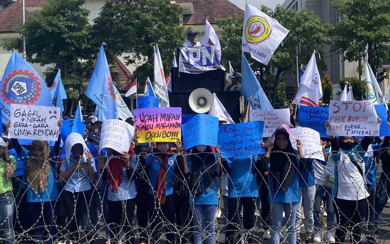 Ratusan Buruh Demo Di Kantor Ganjar Tuntut Kenaikan UMK Jateng 📌 Kabar ...