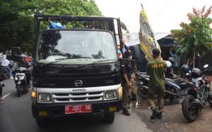 Satpol-PP-Bongkar-Bangunan-Liar-yang-Berdiri-Diatas-Saluran-Air-di-Tembalang