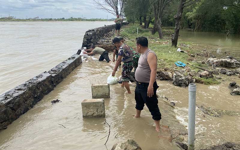 Akibat Tanggul Laut Jebol, Kawasan Pantai Marina Terendam Air Laut