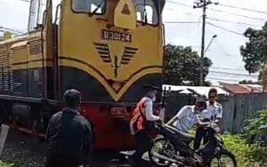 Duh,-Pemotor-dan-Prona-Terlibat-Laka-dengan-Kereta-Api-Wisata-dalam-Sehari