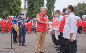 Ganjar-Serahkan-Bantuan-Senilai-Rp-1,5Miliar-ke-PMI-Jateng