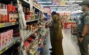 Jelang-Nataru,-DKK-Gandeng-Satpol-Gelar-Razia-Makanan-di-Salatiga