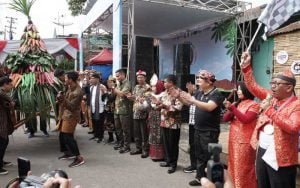 Kenakan-Baju-Tionghoa,-Penjabat-Wali-Kota-Salatiga-Buka-Festival-Kampung-Singkong